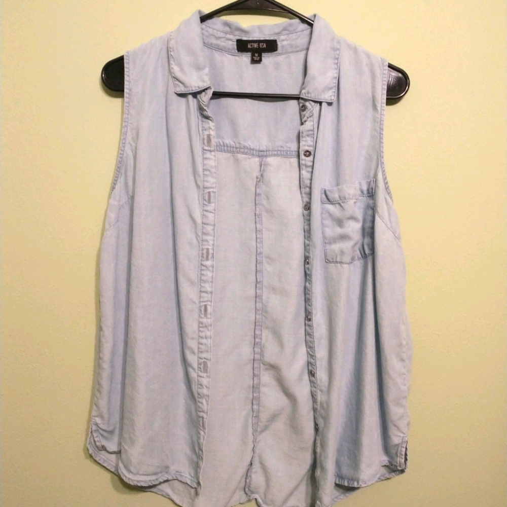 ✨ 3/$12 ✨ Chambray Sleeveless Button Down